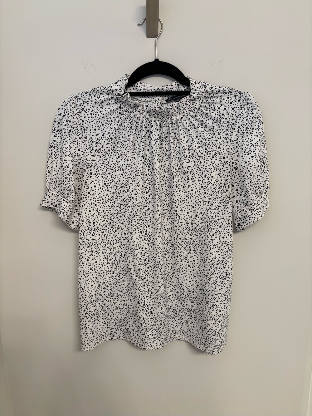 NWOT Adrianna Papell White and Black Speckled Short Sleeve Blouse